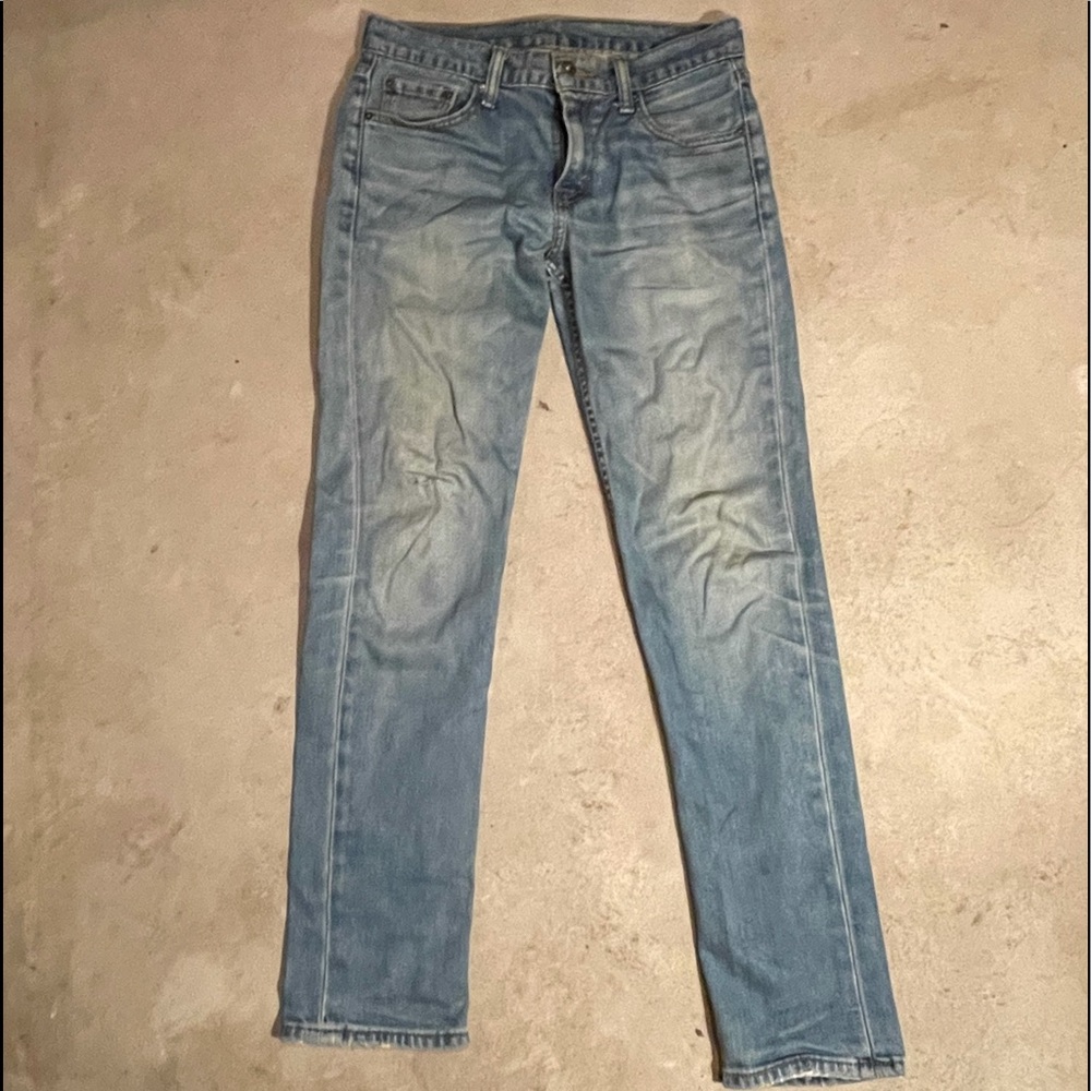 Levi’s 511 Jeans lightwash slight distress. 30/32